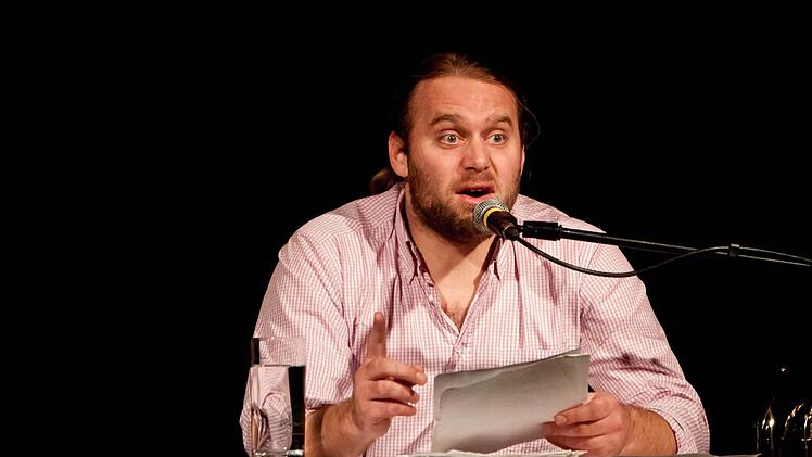 Tubist Andreas Martin Hofmeir stellte sich im "Schwarzen Bären" in Beiersdorf auch als Autor vor.Foto: Jochen Berger