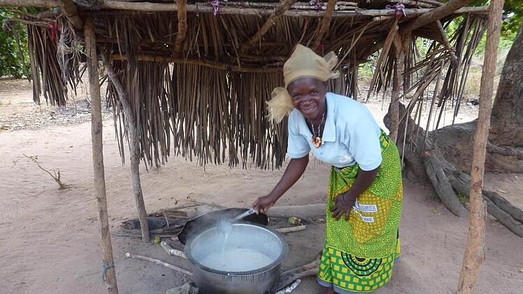 Kochstelle. In allen acht Kindergärten der Pfarrei St. Paul in der tansanischen Diözese Mtwara erhalten die Kleinen eine tägliche warme Mahlzeit. Unsere Aufnahme zeigt, mit welch einfachen Mitteln wirksam geholfen werden kann.
