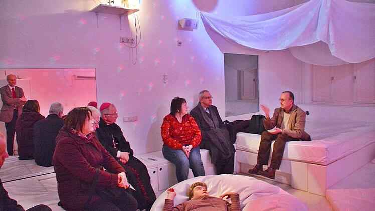 Ausruhen, verweilen, entspannen - dazu ist der Snoozelenraum in der Behinderteneinrichtung Maria Bildhausen da. Wie gut das tun kann, erfuhr auch Weihbischof Ulrich Boom bei seinem Besuch am Freitag.