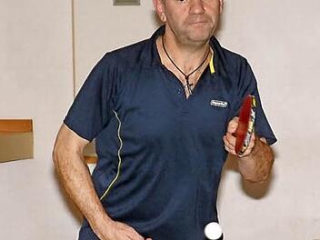 Hans Martin vom TSV Stockheim musste als Ersatzspieler in der 2. Bezirksliga Ost bisher fünfmal antreten und blieb dabei bislang ohne Einzelsieg. Gegen Rehau war er wieder gefragt und landete dabei seinen ersten Bezirksliga-Sieg im Einzel. Im Doppel war er zusammen mit Jürgen Heinlein erfolgreich. Foto: Hans Franz