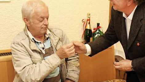 Paul Neudörfer (links) war 30 Jahre im Stadtrat Höchstadt und 18 Jahre für die SPD im Kreisrat. Dafür dankte ihm der Ortsvereinsvorsitzende Norbert Bechstein.  Fotos: privat
