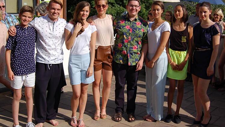 Seine designten Einzelstücke können auch gekauft werden. Seine Schulfreunde stellen sich Felix (vierter von rechts) gerne als Model zur Verfügung. Fotos: privat