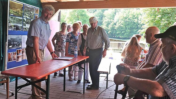 Viel Beachtung fand der fundierte Vortrag von Gerhard Karg (links), der über die bloße Chronik von Heckmühle hinausging und die Historie der Region beleuchtete. Fotos: Gerd Schaar