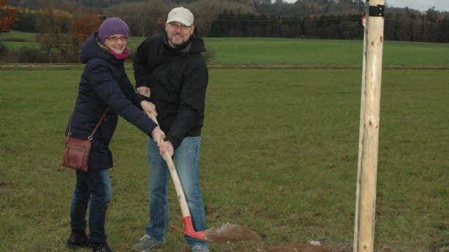 Dass ein Studium in Coburg mehr bringen kann als ein Diplom, erfuhren Franziska und Sebastian Enzi und kehrten zur Baumpflanzung aus Nürnberg in ihre ehemalige Studentenstadt zurück. Foto: Edwin Meißinger