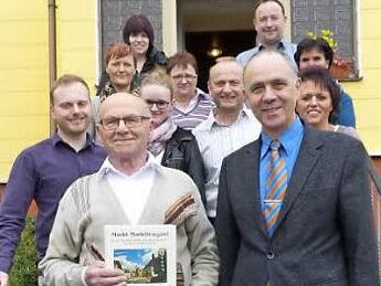 Der Jubilar Herbert Laumann (vorne von links) im Kreis seiner Familie und der Gästeschar.  Foto: Klaus-Peter Wulf