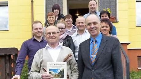 Der Jubilar Herbert Laumann (vorne von links) im Kreis seiner Familie und der Gästeschar.  Foto: Klaus-Peter Wulf