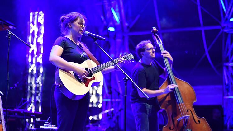 Eine der Neuentdeckungen der Abende auf Banz: Fee Badenius und Band.  Foto: Ronald Rinklef