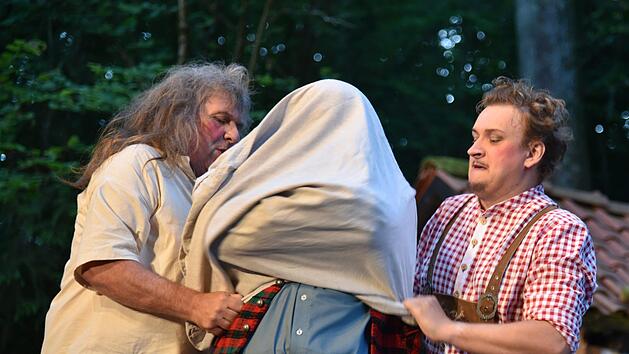 Der Knecht Hannes (Detlef Hoffmann) und Peter (Björn Grebita) überwältigen Herrn Schimmelpfennig und sperren ihn in den Stall. Foto: Gabi Arnold
