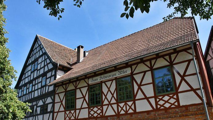 Als Beispiel für eine gelungene Sanierung einer ehemaligen Synagoge nannte Bezirkstagspräsident Erwin Dotzel bei der Zusammenkunft des Zweckverbandes Fränkisches Freilandmuseum Fladungen in Würzburg am Donnerstagnachmittag  die ehemalige Synagoge von Oberelsbach. Foto: Archiv Hanns Friedrich