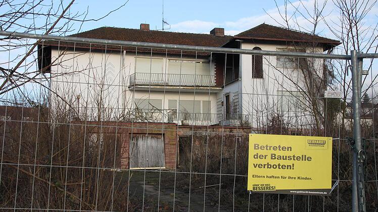 Der Rhoenhof mit 10 600 Quadratmetern Grund. Das Gebäude soll vom Markt erworben und abgebrochen werden für neue Bauflächen.