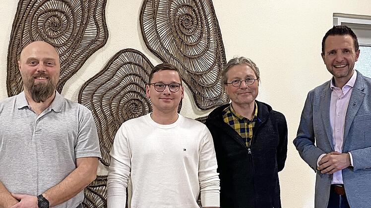Der Bürgermeister der Stadt Lichtenfels, Andreas Hügerich (r.), bedankte sich bei den zu Feldgeschworenen vereidigten Personen Stefan Hofmann (Zweiter v. r.), Andreas Schmeußer (Dritter v. r.) sowie Matthias Brückner (l.) für ihre Bereitschaft ,da...