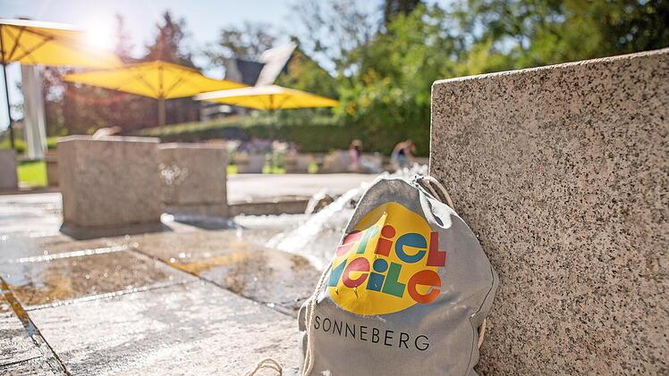 Mit dem Spielbeutel lässt sich nicht nur die Spielmeile erkunden. Kaufen kann man ihn bei der Weihnachtsmarkteröffnung am 11. Dezember.