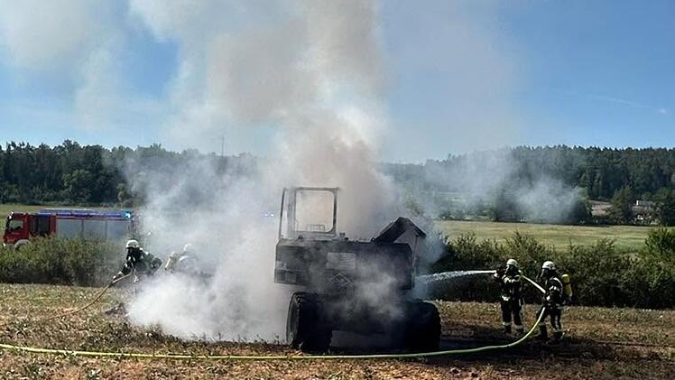 Schl&uuml;sselfeld: Arbeiter merkt Dampf - pl&ouml;tzlich steht Bagger in Flammen