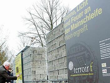 Den klimatischen Verhältnissen an der Mainschleife auf der Spur ist Stadtrat Peter Haupt (FWG). Die neue Aussichtsplattform an der Vogelsburg "terroir f" hält jede Menge interessante Infos bereit.  Fotos: Pfannes