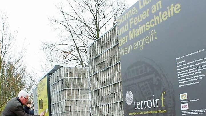 Den klimatischen Verhältnissen an der Mainschleife auf der Spur ist Stadtrat Peter Haupt (FWG). Die neue Aussichtsplattform an der Vogelsburg "terroir f" hält jede Menge interessante Infos bereit.  Fotos: Pfannes