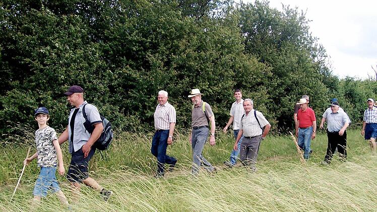 Die Wandergruppe läuft den letzten Kilometer entlang der natürlich gebliebenen Heckengrenze zwischen den ehemaligen Bezirken Mittel- und Unterfranken. Fotos: Marina Zimmermann