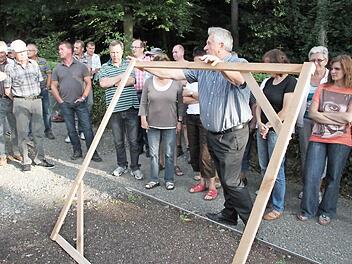 Gerhard Suckfüll demonstrierte seinen Lösungsvorschlag. Die einbetonierte Metallschiene zu seinen Füßen wäre dann unnötig.Foto: Heike Beudert