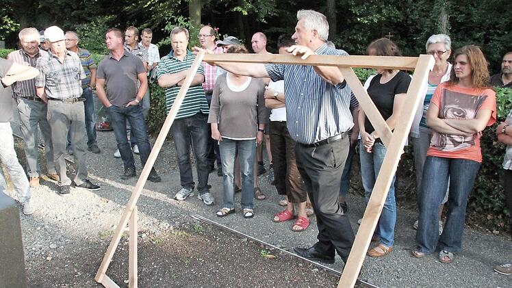 Gerhard Suckfüll demonstrierte seinen Lösungsvorschlag. Die einbetonierte Metallschiene zu seinen Füßen wäre dann unnötig.Foto: Heike Beudert
