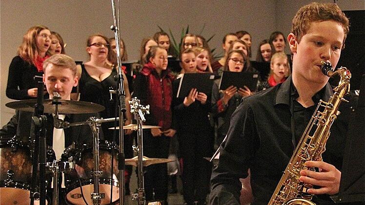 Der Chor der Klassen 7 bis 12 mit instrumentaler Begleitung.