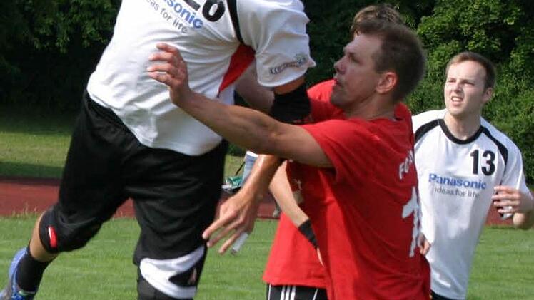 Justus Feldmann erzielt kraftvoll das Eberner 7:5 gegen Kluftern.