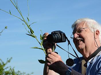 Die Kamera und das Diktiergerät sind immer dabei, wenn Walter Hartmann in die Natur geht.  Foto: Assmann