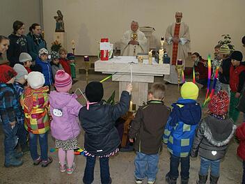 Am 12. März 1960 sprach Pfarrer Ottmar Pottler in Würzburg das "Ad sum". Zum 55. Jahrestag seiner Priesterweihe gratulierten auch die Limbacher Kindergartenkinder. Foto: Sabine Weinbeer