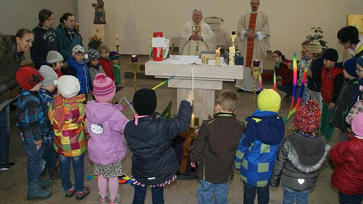Am 12. März 1960 sprach Pfarrer Ottmar Pottler in Würzburg das "Ad sum". Zum 55. Jahrestag seiner Priesterweihe gratulierten auch die Limbacher Kindergartenkinder. Foto: Sabine Weinbeer