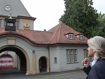 Durch den Schlachthof führt Wirtschaftsförderer Michael Wieden, der auch seine Vorstellungen für das seit 2002 weitgehend ungenutzte Gebäude vorstellt. Foto: Thomas Mäuser