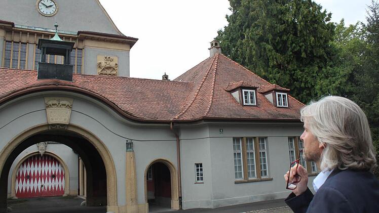 Durch den Schlachthof führt Wirtschaftsförderer Michael Wieden, der auch seine Vorstellungen für das seit 2002 weitgehend ungenutzte Gebäude vorstellt. Foto: Thomas Mäuser