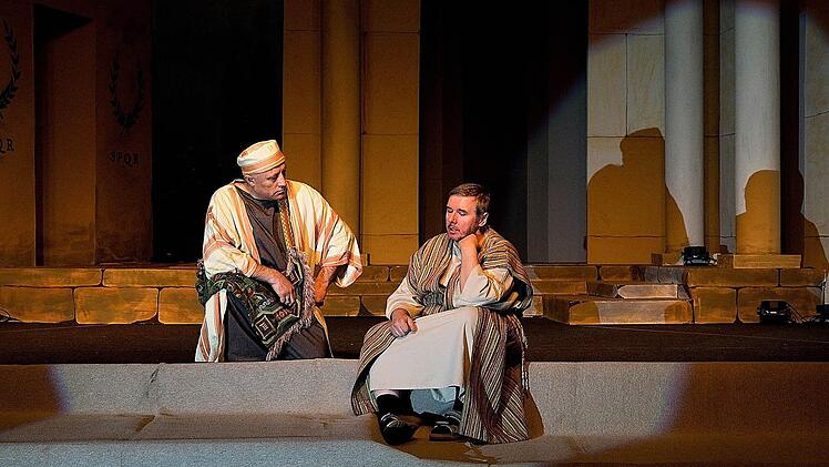 Nabel überredet Judas zum Verrat. Foto: Ratomir Radomirovic