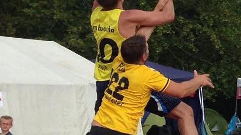 Gelb gegen Gelb: "Bamboocha" (am Ball) und die "Zitronenfalter" beim Basketball.  Foto: Daniel Ruppert