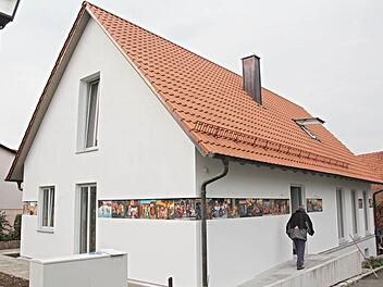 Fast fertig? Bis zum 25. Juni 2017 dauert es noch. Dann wird das Gemeindehaus, wo gegenwärtig Ehrenamtliche am Werkeln sind, eingeweiht. Rundum ist das Gebäude mit Kunstwerken biblischer Geschichten versehen.  Fotos: Helmut Will