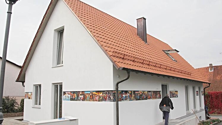 Fast fertig? Bis zum 25. Juni 2017 dauert es noch. Dann wird das Gemeindehaus, wo gegenwärtig Ehrenamtliche am Werkeln sind, eingeweiht. Rundum ist das Gebäude mit Kunstwerken biblischer Geschichten versehen.  Fotos: Helmut Will