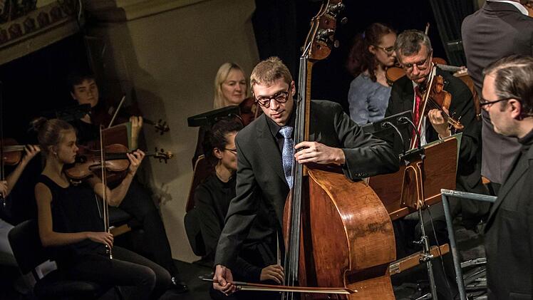 Junge Talente aus der Region und Profis des Philharmonischen Orchester musizierten zusammen beim "Concert for Kids" unter Leitung von Dominik Tremel im Landestheater Coburg. Foto: Jochen Berger