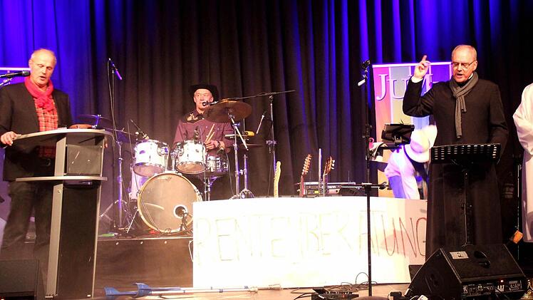 Impressionen von der Höchstadter Rosenmontagsparty. Foto: Johanna Blum