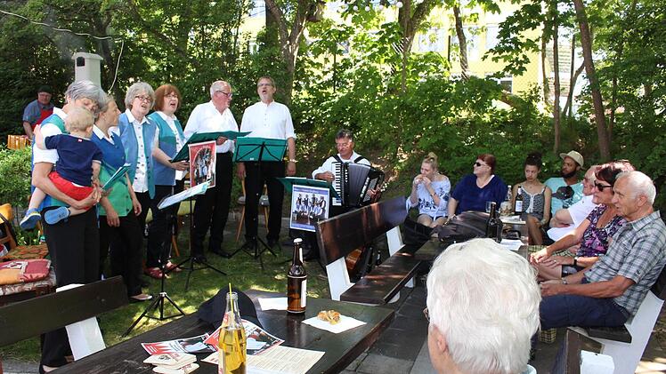 Der Hammerbacher Singkreis auf dem Blauer-Löwe-Keller