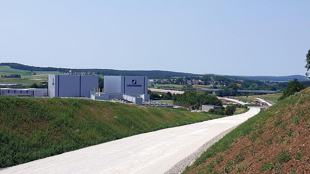 Zwei Kilometer lang, &uuml;ber 22 Millionen Euro teuer: Die Trasse der Ebersdorfer Umgehung f&uuml;hrt k&uuml;nftig den Verkehr von Gro&szlig;garnstadt bis hin zur Bundesstra&szlig;e 303 direkt neben der Autobahn. Eingeweiht werden soll die CO&nbsp;13 neu noch in diesem Jahr, Fotos: Berthold K&ouml;hler