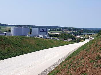 Zwei Kilometer lang, über 22 Millionen Euro teuer: Die Trasse der Ebersdorfer Umgehung führt künftig den Verkehr von Großgarnstadt bis hin zur Bundesstraße 303 direkt neben der Autobahn. Eingeweiht werden soll die CO 13 neu noch in diesem Jahr, Fotos: Berthold Köhler
