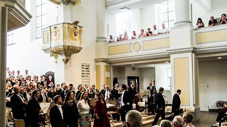 Robert Schumanns "Der Rose Pilgerfahrt" erklang beim Abschlusskonzert des Chorfestes Coburg in der Morizkirche. Foto: Jochen Berger