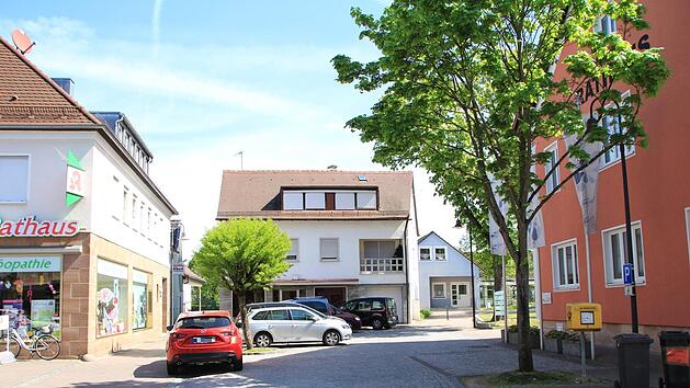 Aus dem ehemaligen Blumenladen neben dem Rathaus könnte vielleicht bald eine Kneipe werden. In den oberen Stockwerken entstehen mietgünstige Wohnungen. Fotos: Franziska Rieger