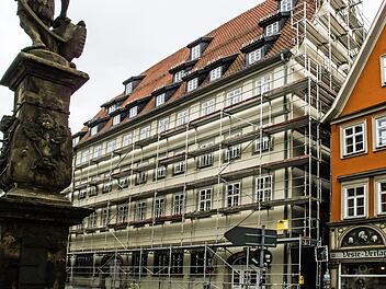 Eingerüstet derzeit das Coburger Ämtergebäude gegenüber der Ehrenburg. Der Grund. Die Fassade muss saniert werden.Foto: Jochen Berger