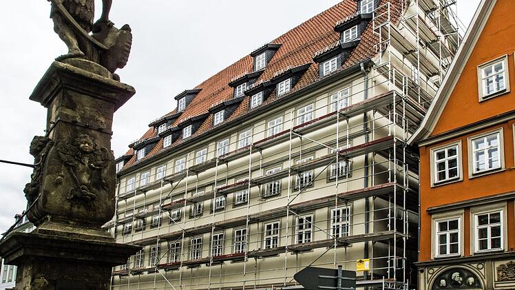 Eingerüstet derzeit das Coburger Ämtergebäude gegenüber der Ehrenburg. Der Grund. Die Fassade muss saniert werden.Foto: Jochen Berger