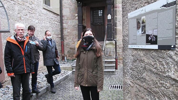 Die Info-Tafel zu den Fledermausquartieren in der Pfarrkirche, die Projektmanagerin Grauberger (M.) vorstellte, sind ebenfalls in den Rundkurs integriert.Winfried Ehling