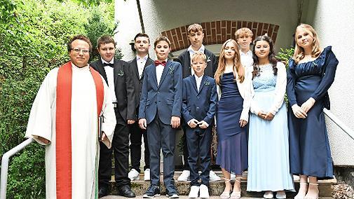 Im Bild vor dem Festgottesdienst (von links): Pfarrer Martin Hild, Jonas Spath, Finn Stelzer, Marlon Dauer, Timo Hesler, Yoshua Schölzke, Lina Gedeberg, Benjamin Kuran, Norah Nöth, Alisa Schmidt