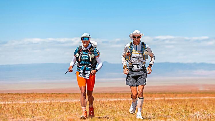 Im Sandsturm zum Team geworden: die Bamberger Ultral&auml;uferin Silke Leikheim und der Belgier Kurt Dhont. canalaventure/sporty-shots