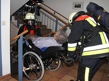 Zum Glück nur eine Übung: Ein Brand in einem Altenheim oder in einer Behinderteneinrichtung stellt Betreuer und Rettungskräfte vor besondere Aufgaben. Foto: Arc hiv/Katrin Geyer
