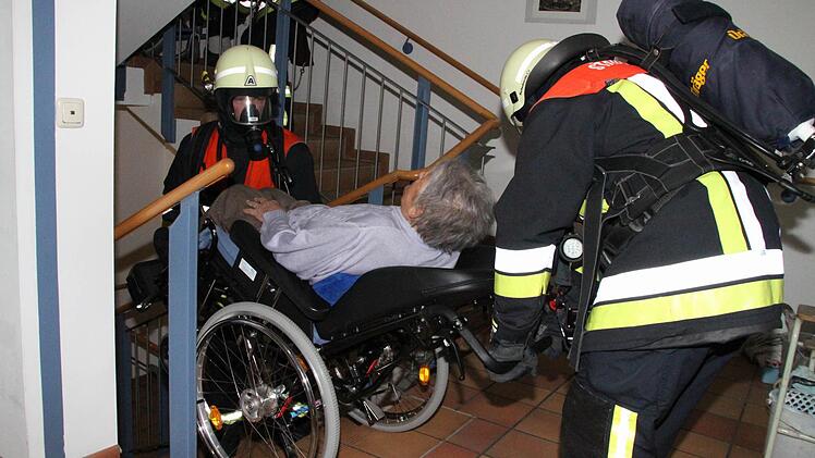 Zum Glück nur eine Übung: Ein Brand in einem Altenheim oder in einer Behinderteneinrichtung stellt Betreuer und Rettungskräfte vor besondere Aufgaben. Foto: Arc hiv/Katrin Geyer