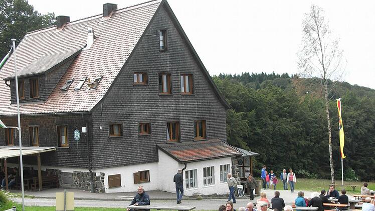 Die Wanderer legen vor dem Würzburger Karl-Straub-Haus eine Verschnaufpause ein. Fotos: Joachim Rübel