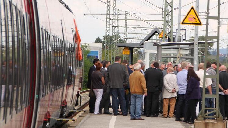Die Schar der geladenen Gäste bei der Zugtaufe am späten Mittwochnachmittag auf dem Staffelsteiner Bahnhof.