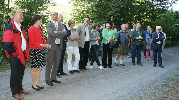 Prominenz ist dabei: Groß war das Interesse an dem Gemeinschaftsprojekt "Pfad der Artenvielfalt" Unser Bild zeigt von links MdL Hans-Jürgen Fahn, Schweinfurts stellvertretende Landrätin Christine Bender, die Landräte Wilhelm Schneider und Johann Kalb, Rektorin Roswitha Ebert und MdL Steffen Vogel.